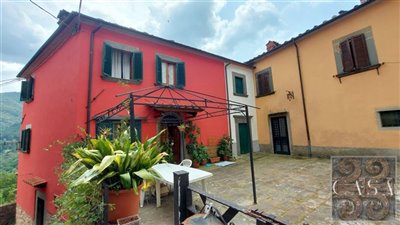 tuscan-village-house-with-garden-for-sale-21