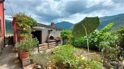 tuscan-village-house-with-garden-for-sale-25