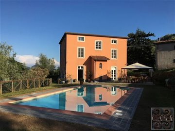 villa-with-pool-for-sale-near-pescaglia-lucca