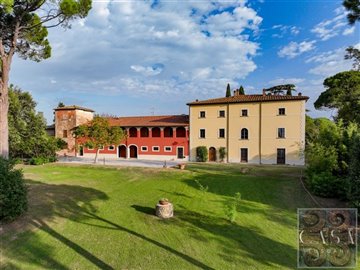 historic-villa-with-loggia-for-sale-near-arez