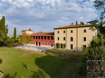 historic-villa-with-loggia-for-sale-near-arez