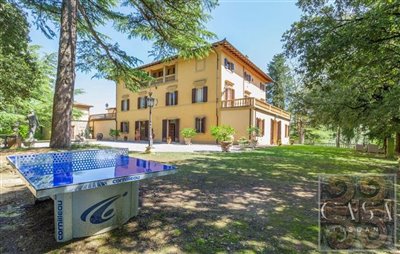 large-historic-villa-for-sale-near-lucignano-