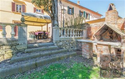 large-historic-villa-for-sale-near-lucignano-