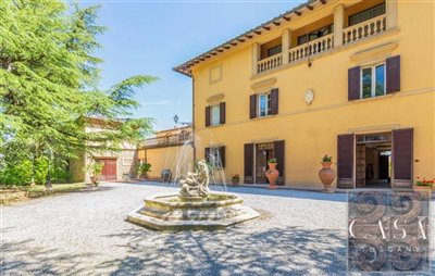 large-historic-villa-for-sale-near-lucignano-