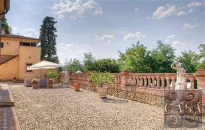 large-historic-villa-for-sale-near-lucignano-