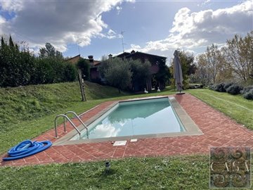house-with-pool-for-sale-near-barga-tuscany-9