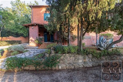 villa-for-sale-near-the-tuscan-coast-2