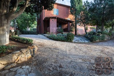 villa-for-sale-near-the-tuscan-coast-3