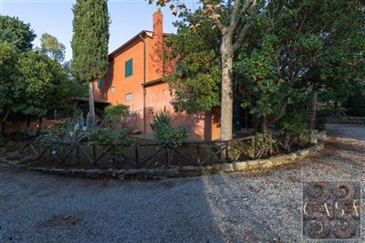villa-for-sale-near-the-tuscan-coast-6