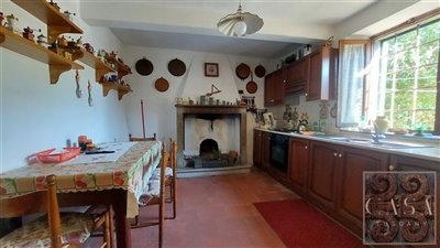 beautiful-tuscan-village-house-for-sale-bagni