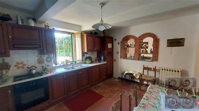 beautiful-tuscan-village-house-for-sale-bagni