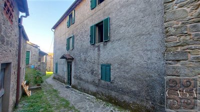 beautiful-tuscan-village-house-for-sale-bagni