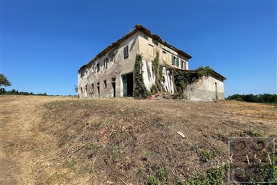 amazing-tuscan-farmhouse-to-completely-renova