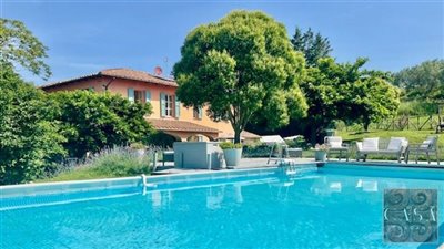 beautiful-villa-with-pool-for-sale-near-volte