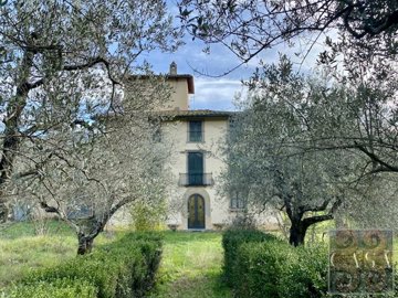 villa-for-sale-near-florence-tuscany-25