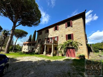 ancient-villa-for-sale-near-cortona-tuscany-8