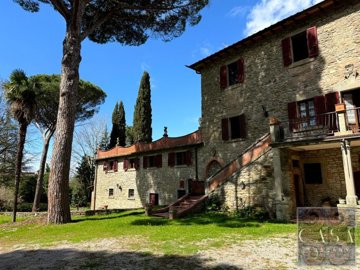 ancient-villa-for-sale-near-cortona-tuscany-1