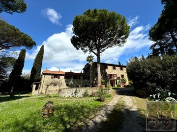 ancient-villa-for-sale-near-cortona-tuscany-2