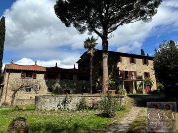 ancient-villa-for-sale-near-cortona-tuscany-3