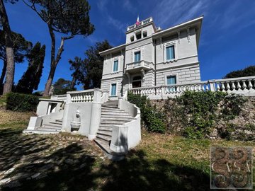 elegant-villa-with-terraces-for-sale-near-pis