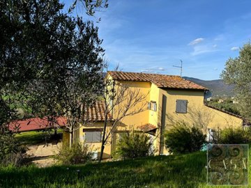 house-for-sale-near-cortona-tuscany-52