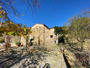 a-characterful-house-for-sale-near-cortona-in