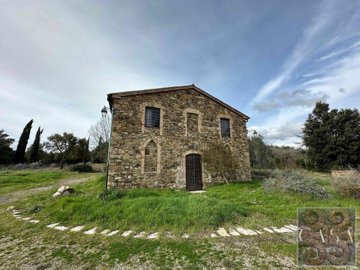 beautiful-tuscan-farmhouse-for-sale-near-the-
