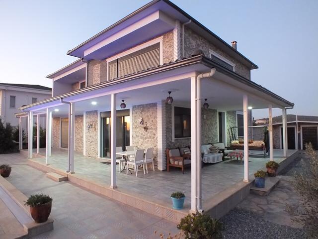 Image No.1-4 Bed Villa / Detached for sale