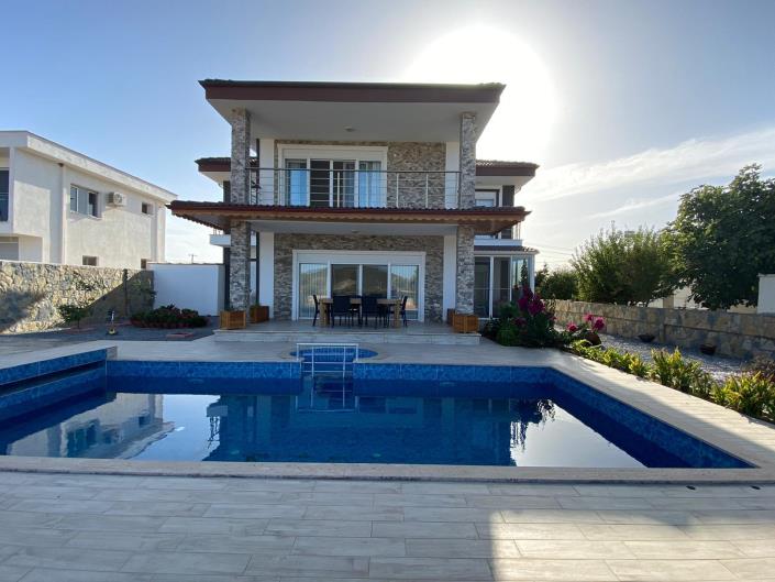 Image No.1-4 Bed Villa / Detached for sale