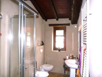 good-upstairs-bathroom