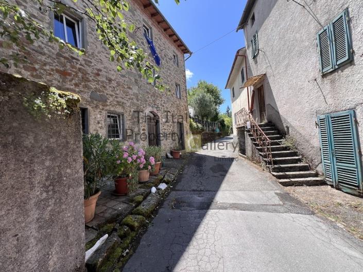 Image No.11-3 Bed House for sale