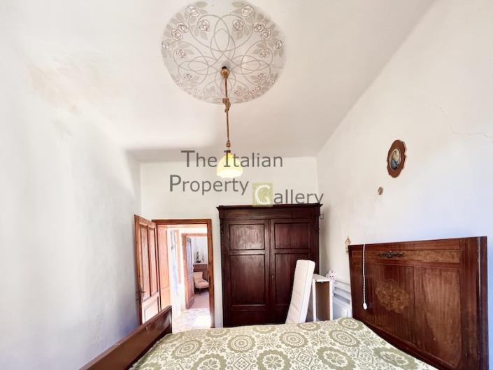 Image No.9-5 Bed House for sale