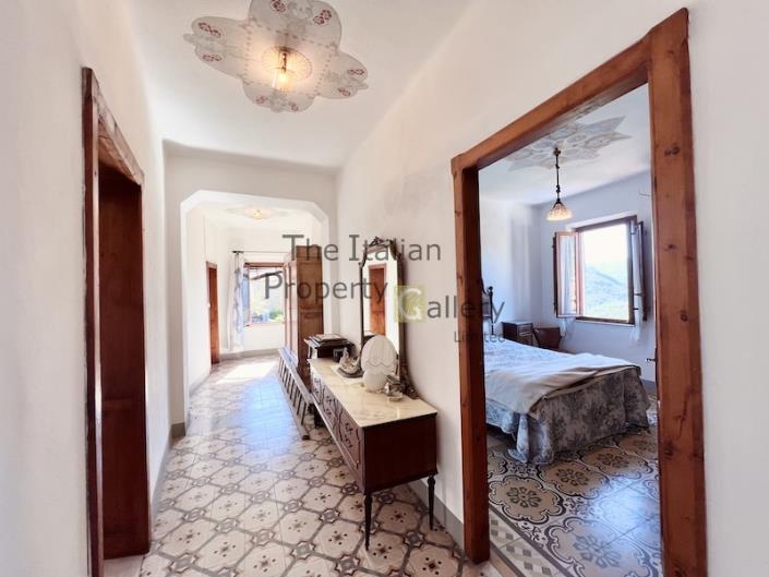 Image No.19-5 Bed House for sale