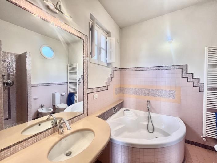 Image No.19-4 Bed House for sale