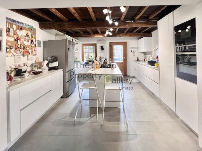 Image No.5-2 Bed House for sale