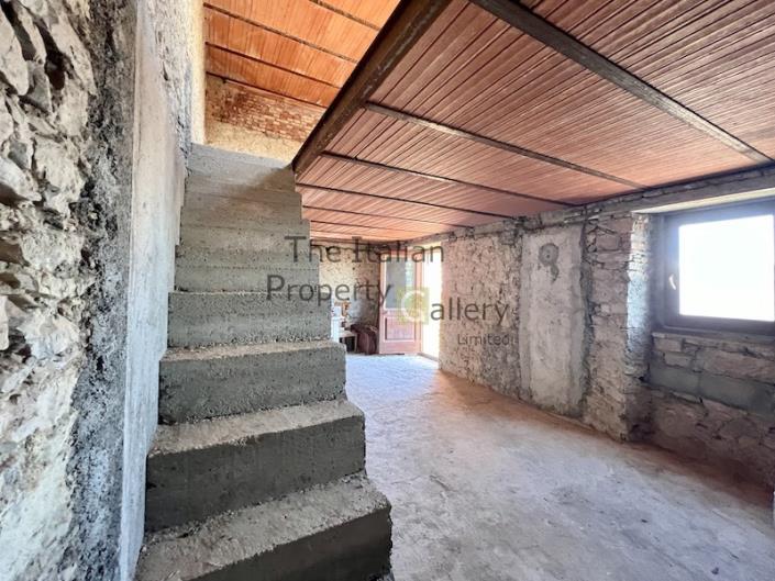 Image No.9-2 Bed House for sale