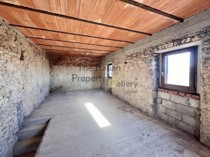 Image No.11-2 Bed House for sale