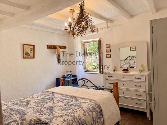 Image No.6-5 Bed House for sale