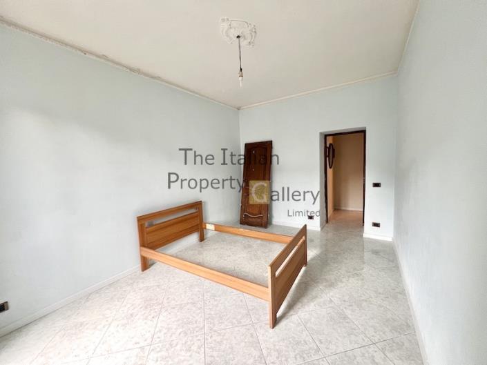 Image No.21-4 Bed House for sale