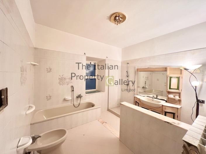 Image No.38-4 Bed House for sale