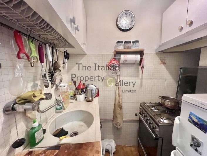 Image No.8-5 Bed House for sale