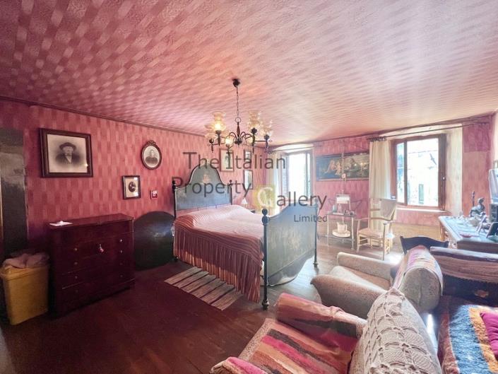 Image No.6-5 Bed House for sale