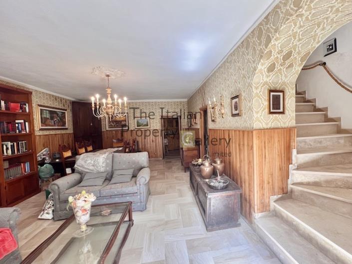 Image No.3-5 Bed House for sale