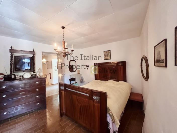 Image No.20-5 Bed House for sale