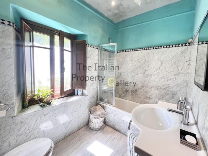 Image No.11-2 Bed House for sale
