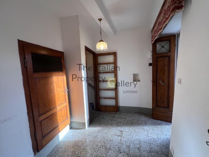 Image No.18-5 Bed House for sale