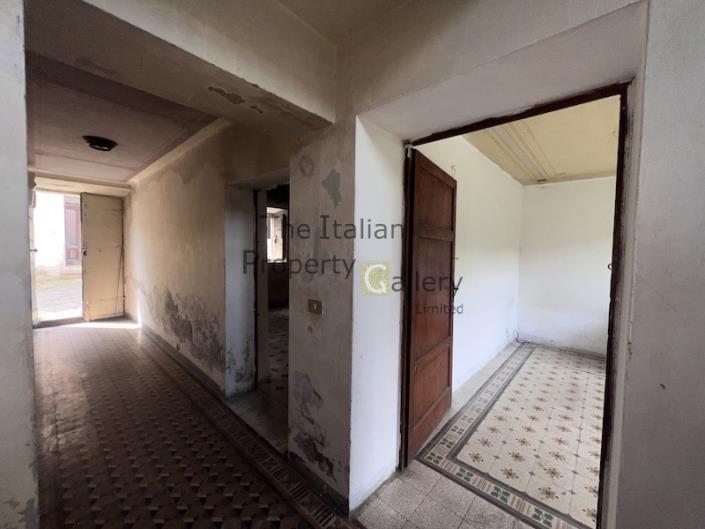 Image No.24-5 Bed House for sale