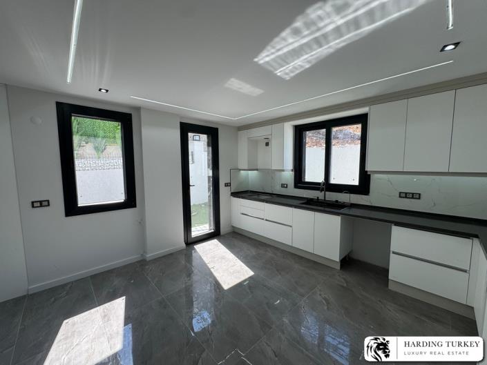 Image No.3-4 Bed Semi-Detached for sale