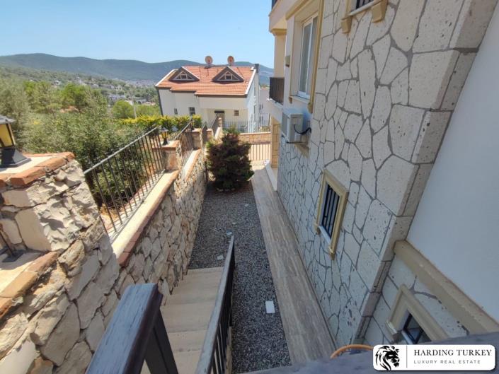 Image No.10-6 Bed Semi-Detached for sale