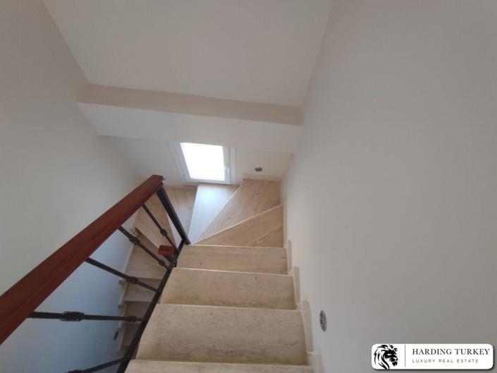 Image No.23-6 Bed Semi-Detached for sale